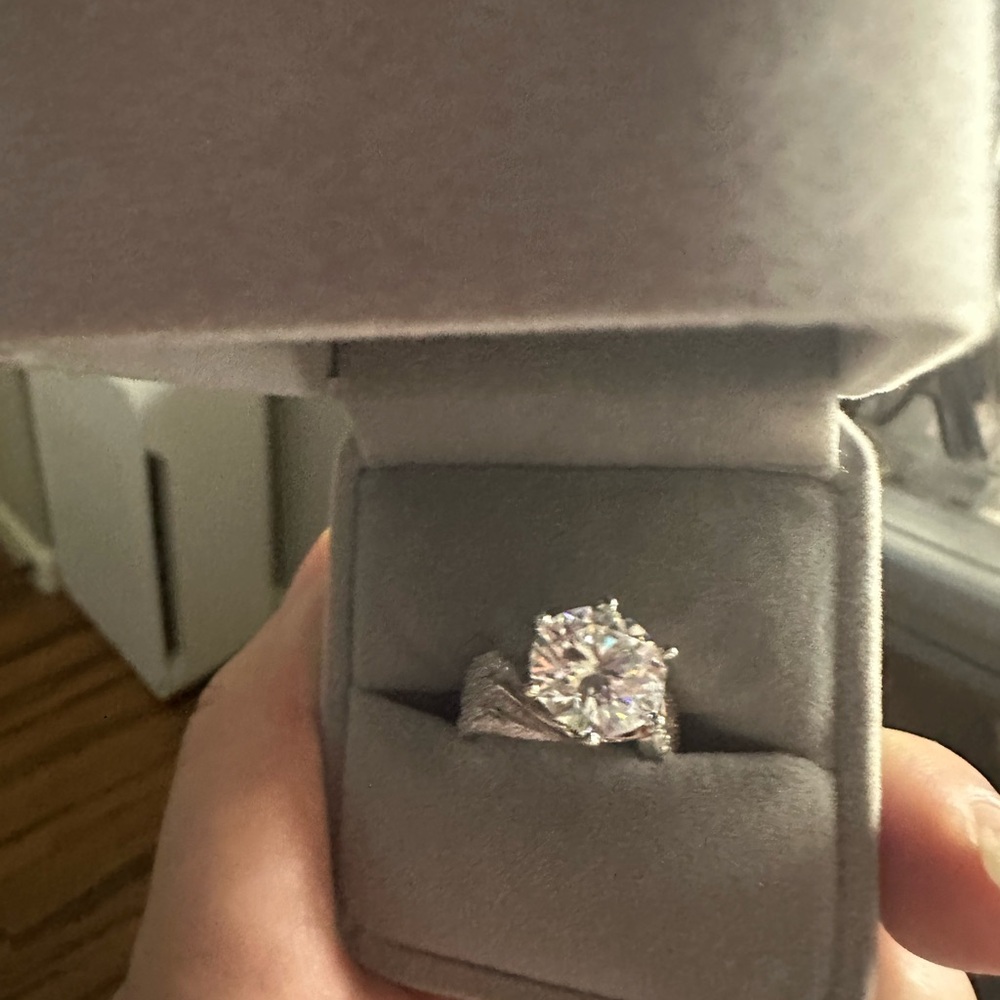 5 carats ring come with the box